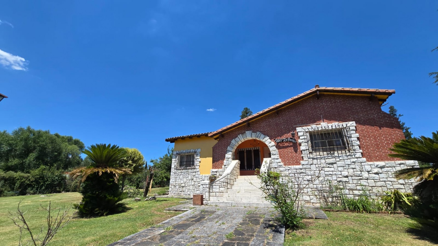 CASA DE ESTILO COLONIAL ESPAÑOL-MOLINARI