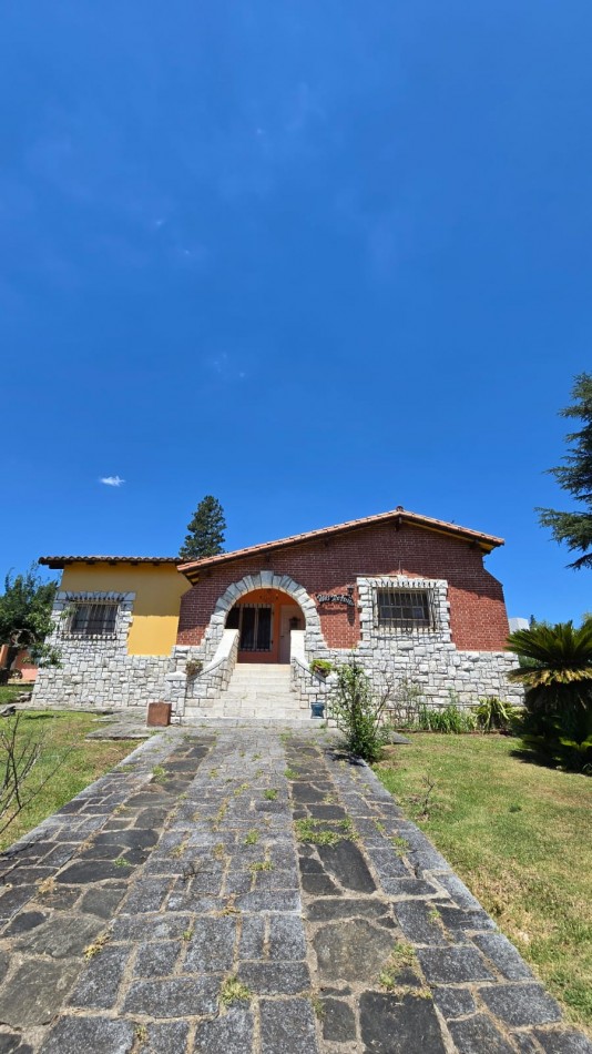 CASA DE ESTILO COLONIAL ESPAÑOL-MOLINARI