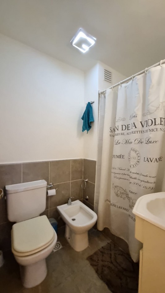 UN DORMITORIO CON BALCON EN NUEVA CORDOBA