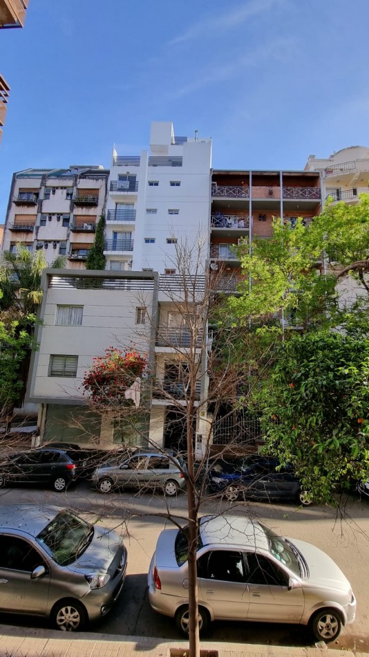 UN DORMITORIO CON BALCON EN NUEVA CORDOBA