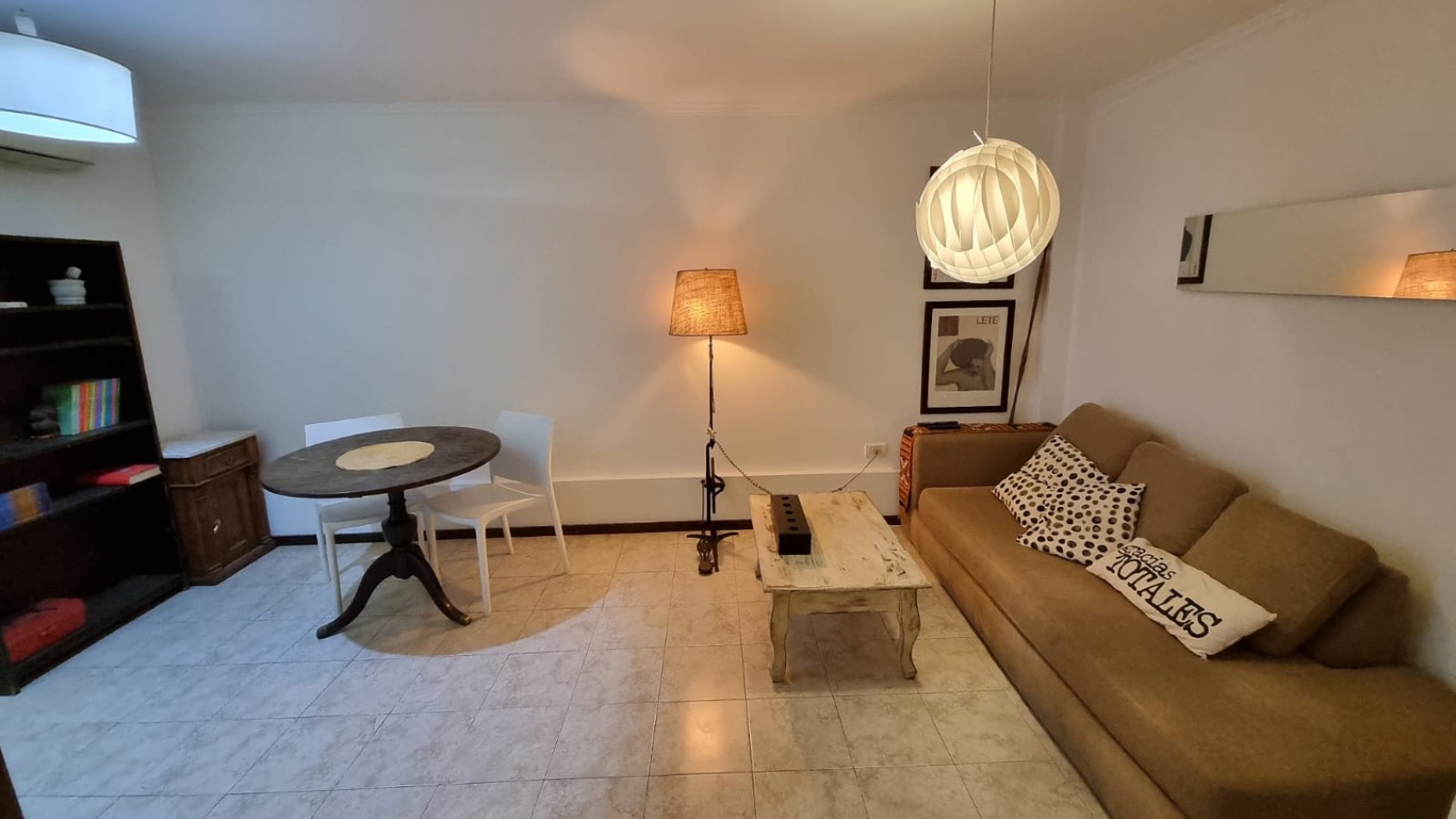 UN DORMITORIO CON BALCON EN NUEVA CORDOBA