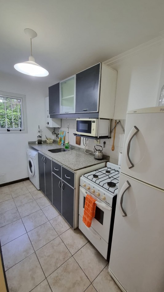 UN DORMITORIO CON BALCON EN NUEVA CORDOBA