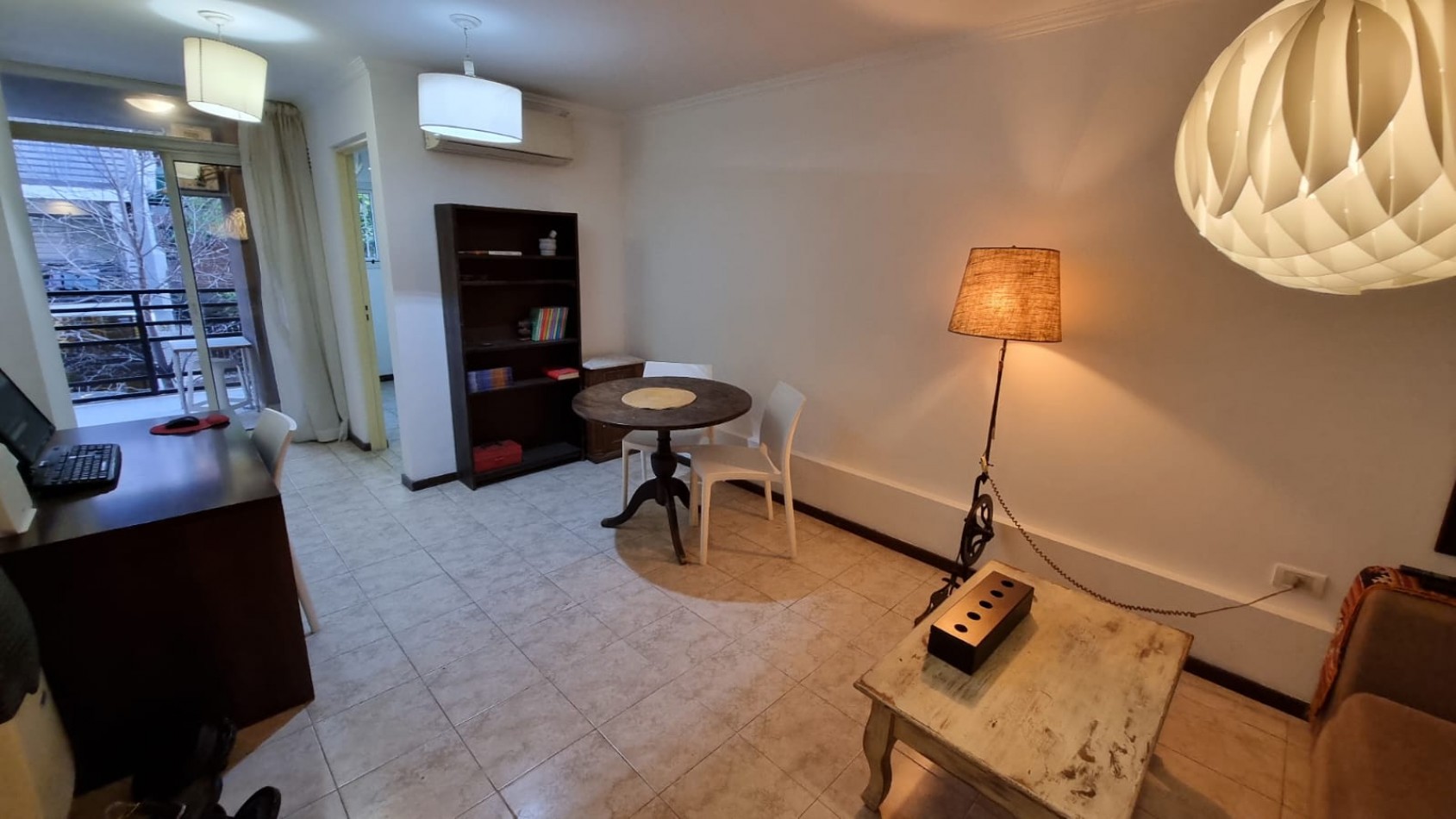 UN DORMITORIO CON BALCON EN NUEVA CORDOBA