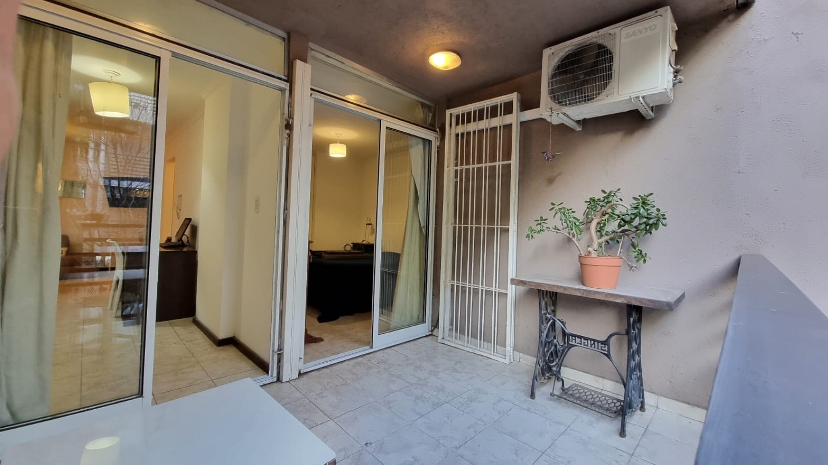 UN DORMITORIO CON BALCON EN NUEVA CORDOBA