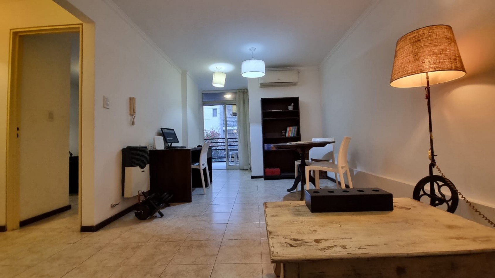 UN DORMITORIO CON BALCON EN NUEVA CORDOBA