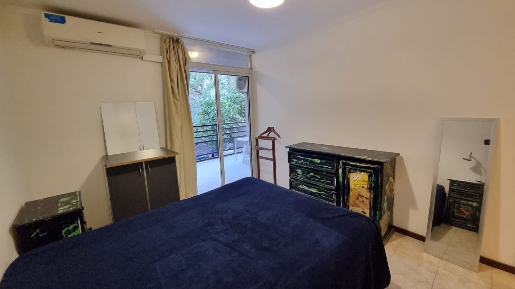 UN DORMITORIO CON BALCON EN NUEVA CORDOBA