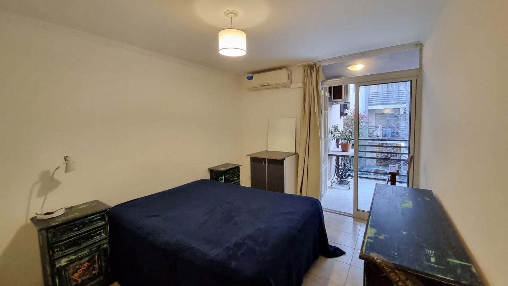 UN DORMITORIO CON BALCON EN NUEVA CORDOBA