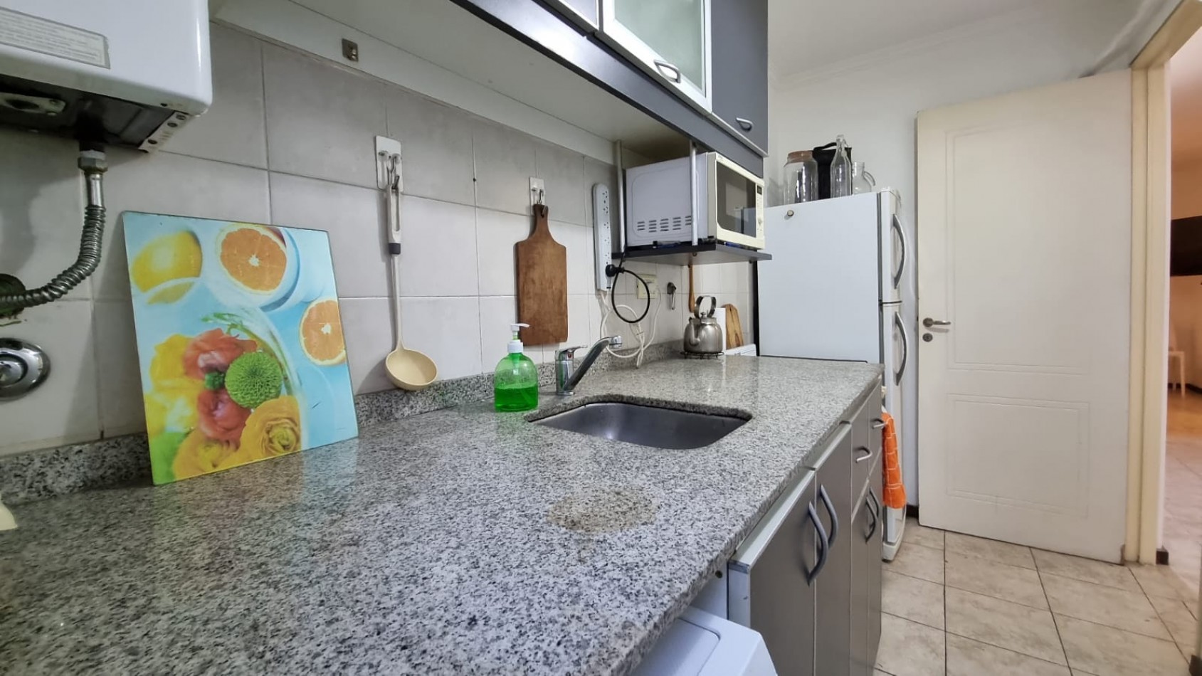 UN DORMITORIO CON BALCON EN NUEVA CORDOBA